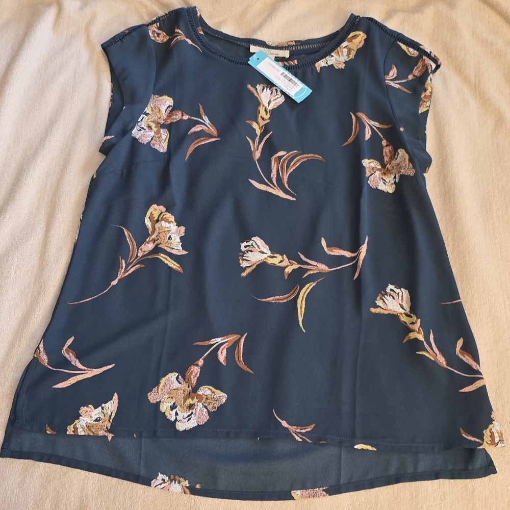 Les Serine Medium Floral Women's Top in Forrest Green